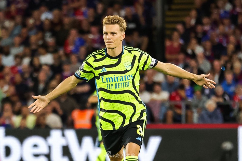 显得更加科 显得更加科